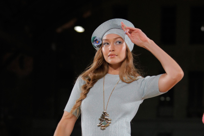Η Gigi Hadid στο πρώτο της εξώφυλλο μετά τη γέννηση της κόρης της: Mιλά για τη μητρότητα και εντυπωσιάζει