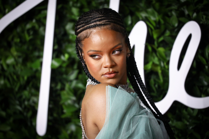 Η Rihanna ποζάρει στην πισίνα, κοιτάζει "κατάματα" το φακό και παρουσιάζει το βιβλίο της