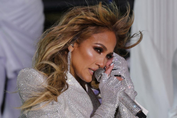 H Jennifer Lopez υιοθέτησε την πιο chic απόχρωση της σεζόν στα νύχια της