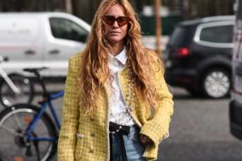 Tweed Jacket: Πώς να φορέσετε το διαχρονικό κομμάτι και να δείχνει νεανικό