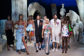 Versace: Θα παρουσιάσει τη συλλογή του εκτός Milan Fashion Week