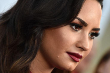 Η Demi Lovato αποκαλύπτει ότι πέρασε τρία εγκεφαλικά και ένα έμφραγμα μετά την υπερβολική δόση ναρκωτικών που πήρε το 2018