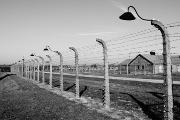 Josef Mengele: Η αποτρόπαια ιστορία πίσω από τον «Άγγελο του Θανάτου» του Auschwitz και η συγκλονιστική μαρτυρία της Eva Kor