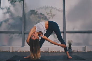 Η Yoga & Pilates Teacher Ιωάννα Κολιακουδάκη μάς δείχνει τον τρόπο για να αποκτήσουμε τέλειους κοιλιακούς  