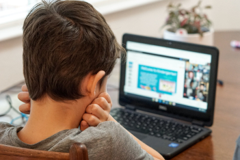 Cyberbullying: Τα κυριότερα «σημάδια» ότι το παιδί σας έχει πέσει θύμα ηλεκτρονικού εκφοβισμού και τι να κάνετε 