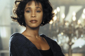Whitney Houston: Η τραγική ζωή της «θρυλικής τραγουδίστριας», η σεξουαλική κακοποίηση και η μάχη με τα ναρκωτικά