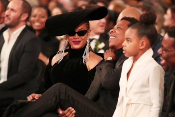 Blue Ivy Carter: Η κόρη της Beyoncé γιορτάζει τη νίκη του βραβείου Grammy της πίνοντας από αυτό