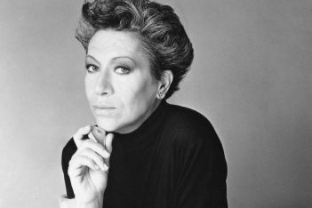 Elsa Peretti: Ποιά ήταν η εμβληματική σχεδιάστρια κοσμημάτων του Tiffany & Co
