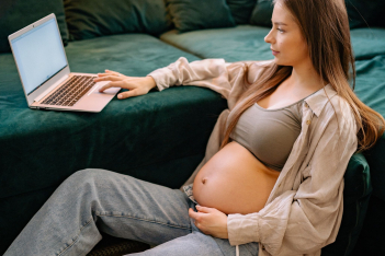 έγκυος ψάχνει στον υπολογιστή 