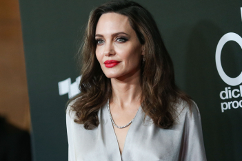 Angelina Jolie: Όλα τα μυστικά ομορφιάς που ακολουθεί πιστά 