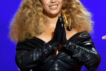 Grammy 2021: Η «Queen B» Beyoncé γράφει ιστορία με το 28ο βραβείο της