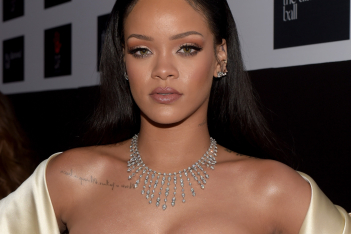 H Rihanna ποζάρει για τη νέα καμπάνια Savage x Fenty με κοσμήματα Έλληνα designer