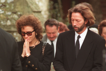 Eric Clapton: Ο τραγικός θάνατος του 4χρονου γιου του που αποτέλεσε έμπνευση για το «Tears in Heaven»