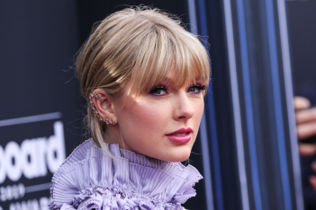 Taylor Swift: Η μεγάλη δωρεά σε μητέρα 5 παιδιών που έχασε τον σύζυγο της από τον ιό