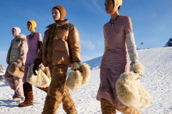 To show Miu Miu ήταν μια απόδραση στις Άλπεις - Σατέν, παγιέτες και ski boots στο χιόνι