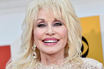 Dolly Parton: Έκανε το εμβόλιο κατά της Covid-19