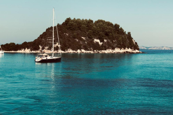 Κίμωλος: Ταξίδι από ψηλά στο «ασημένιο» νησί του Αιγαίου