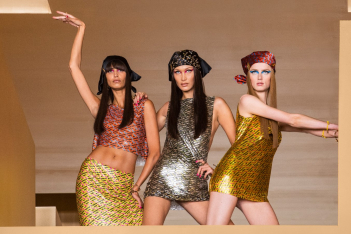 To show Versace για το φθινόπωρο άρεσε τόσο, που σχεδόν έγινε viral