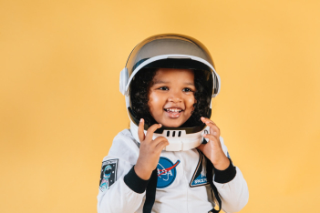«Αστροναύτες δεν είναι μόνο άντρες»: 7χρονη «εκτοξεύει» τα στερεότυπα με έναν αυτοσχέδιο πύραυλο από το σπίτι της