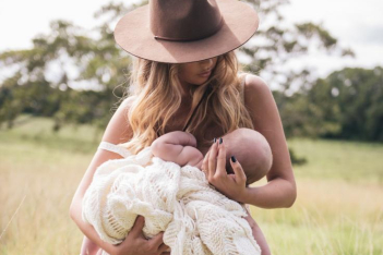 «Μια σφιχτή αγκαλιά, τίποτα άλλο και ξεχνάς τα πάντα»: Όλη η μαγεία της μητρότητας σε μια στιγμή θηλασμού
