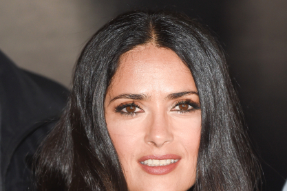 Salma Hayek: Δείχνει το καλογυμνασμένο σώμα της ποζάρoντας με ένα sexy ολόσωμο μαγιό 