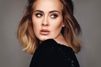 Adele: Εμφανίστηκε μετά από καιρό στα Oscars και είναι πιο εντυπωσιακή από ποτέ