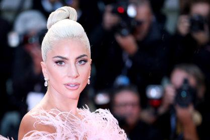Lady Gaga: H κομψή 70s εμφάνιση στο party του Elton John