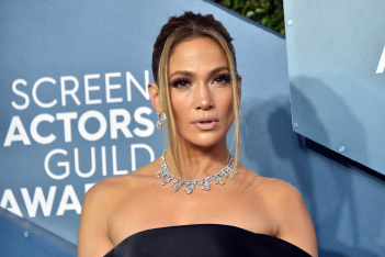 H Jennifer Lopez με total white: Παραδίδει μαθήματα στιλ λίγο μετά το χωρισμό της