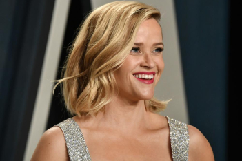Reese Witherspoon: Αποχωρίζεται τις φόρμες της καραντίνας και αστειεύεται γι’αυτό στο Twitter