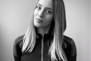 Άννα Κορακάκη: Η ιστορία πίσω από τη «χρυσή» ολυμπιονίκη που στα 20 της χαρακτηρίστηκε «κορυφαία αθλήτρια του κόσμου»
