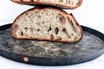 Ψωμί από χαρούπι: Η σταθερή μου σχέση με μια από τις πιο νόστιμες συνταγές που αξίζει να δοκιμάσετε