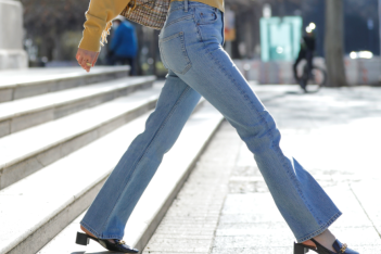 Flared jeans: Με τι παπούτσια να τα συνδυάσετε