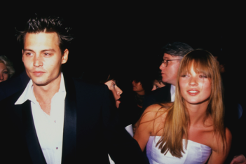 Τhrowback: Όταν η Κate Moss σταμάτησε την πασαρέλα για να φιλήσει τον Johnny Depp