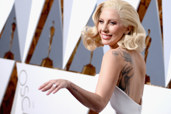H Lady Gaga είναι η πιο εντυπωσιακή νύφη στα γυρίσματα της ταινίας House of Gucci