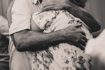 «Η Αγκαλιά»: Μια τρυφερή στιγμή που αποτυπώθηκε στον φακό, έγινε η Φωτογραφία της Χρονιάς