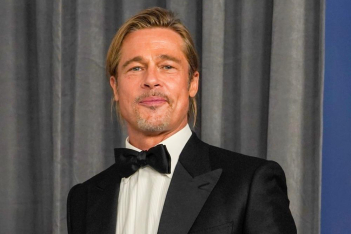 Η αντίδραση του κοινού  στην εμφάνιση έκπληξη του Brad Pitt στις Χρυσές Σφαίρες