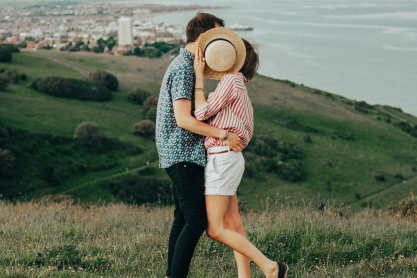 4 σκέψεις που πρέπει να κρατήσετε κρυφές από τον σύντροφό σας 