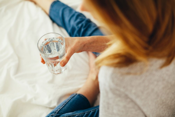 5 tips για να πίνετε περισσότερο νερό