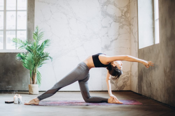 Η Yoga & Pilates Teacher Ιωάννα Κολιακουδάκη μάς δείχνει ασκήσεις yoga για όλα τα επίπεδα 
