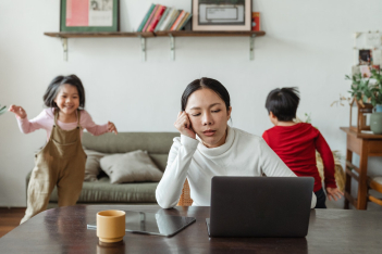 Linkedin: Προσθέτει τον τίτλο «Μαμά στο Σπίτι» για να βοηθήσει στην καταπολέμηση του εργασιακού κενού