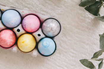 Βάφουμε οικολογικά τα πασχαλινά αυγά με υλικά που έχουμε στο ψυγείο