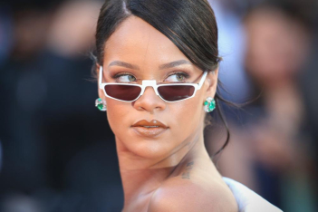 H Rihanna έχει τον πιο stylish τρόπο για να φορέσουμε ένα vintage denim