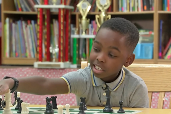 Η ιστορία του 10χρονου πρόσφυγα που από άστεγος κατάφερε να γίνει Master στο σκάκι