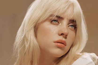 Billie Eilish: Ποζάρει πιο θηλυκή και αποφασιστική από ποτέ για εξώφυλλο περιοδικού