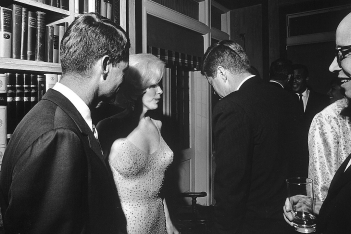 «Happy Birthday, Mr. President»: Όταν η Marilyn Monroe τραγούδησε στον JFK για τα γενέθλιά του