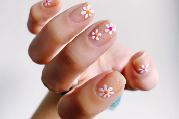6+1 floral manicure που θα λατρέψετε τον Μάιο 