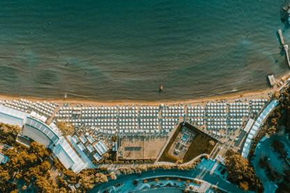 Η κορυφαία seaside εμπειρία χαλάρωσης, απόλαυσης και πολυτέλειας στην κοσμοπολίτικη παραλία του Αστέρα Βουλιαγμένης σας δίνει τη δυνατότητα ηλεκτρονικής προκράτησης της θέσης σας