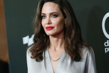 Angelina Jolie: Το look της με κατάξανθα μαλλιά είναι εντυπωσιακό