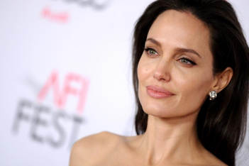Η Angelina Jolie καθηλώνει: Ποζάρει με μέλισσες στο πρόσωπο της για καλό σκοπό