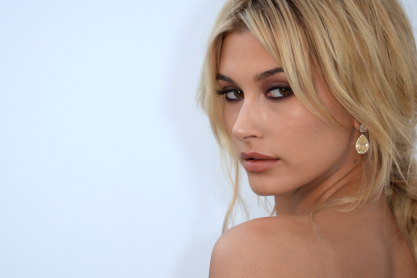 H Hailey Bieber απογείωσε την τάση των cut-outs με αυτό το εκπληκτικό φόρεμα